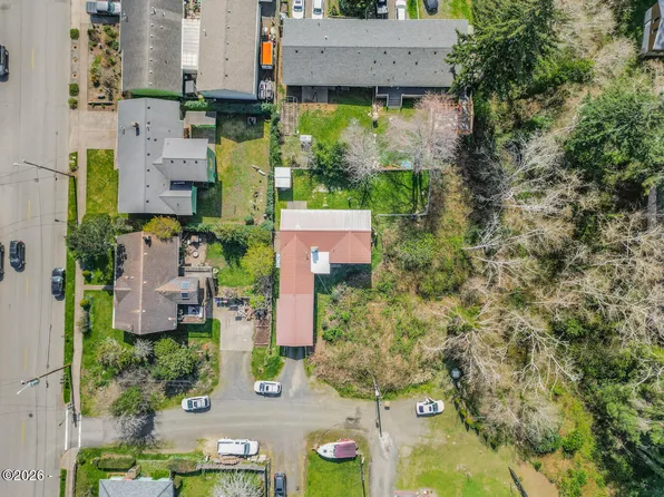 448 NE 10th St, Newport, OR 97365