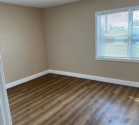 4th image of 213 S Lakewood Dr