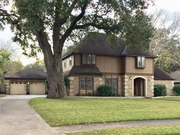 211 Huckleberry Dr, Lake Jackson, TX 77566