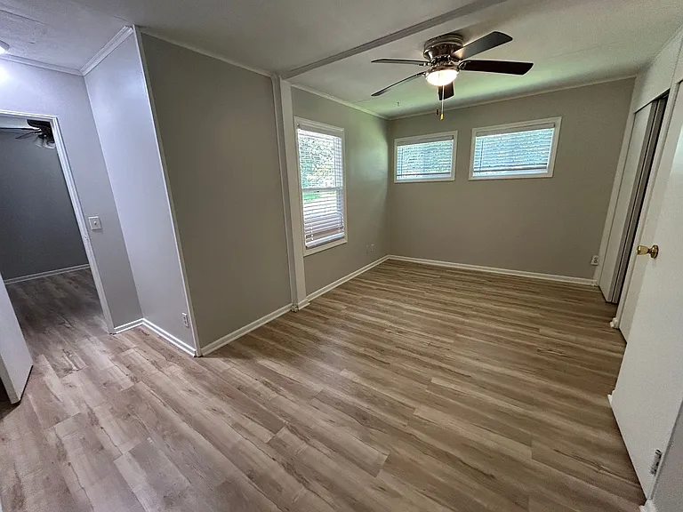 1824 E Kanesville Blvd — Photo 11