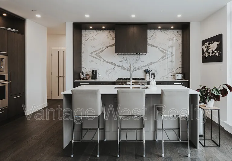 3389 Lakeshore Rd #516 — Photo 1