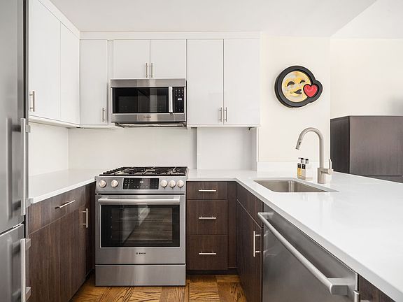 4th image of 20 E 9th St #8G