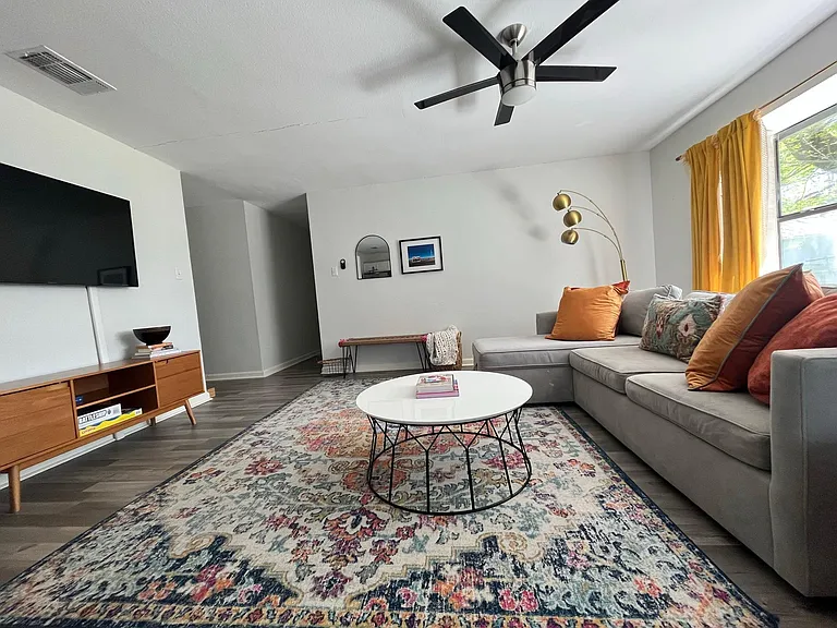 2511 E Stassney Ln — Photo 1