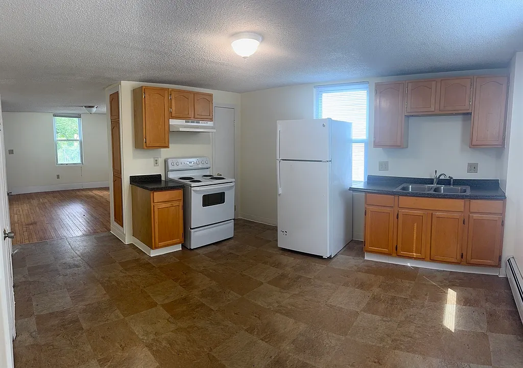 4 bed, 1.0 bath, 1105 sqft, $1,825 — Photo 3
