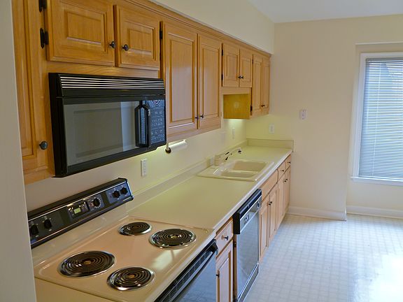 Kitchen - 13'6" x 11'6"