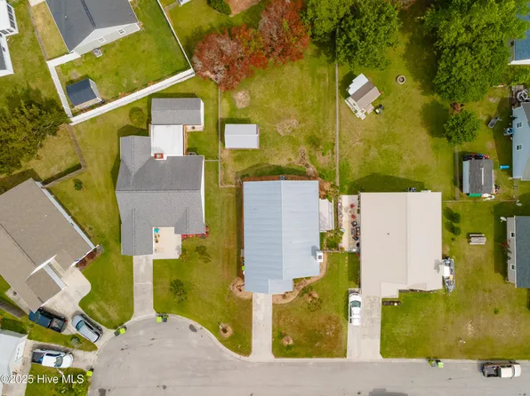 823 S Dogwood Lane, Swansboro, NC 28584
