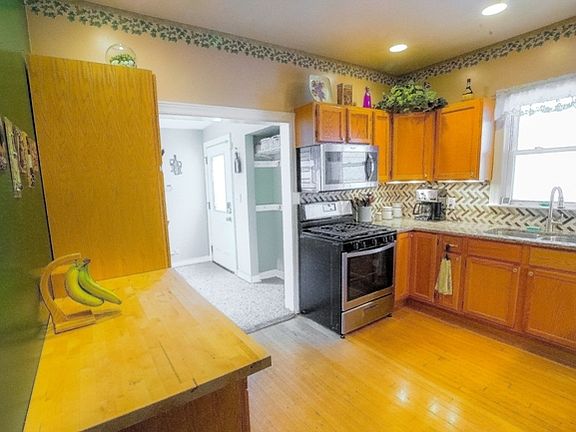 3rd image of 5211 W Belle Plaine Ave