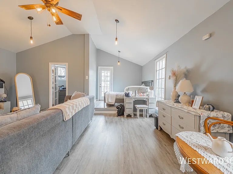 2411 W Belle Plaine Ave #2 — Photo 2