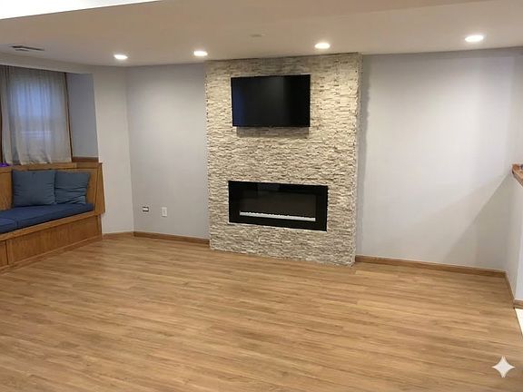4th image of 1105 W Wellington Ave