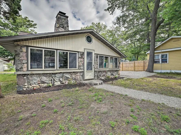 105 Pine St, Prudenville, MI 48651