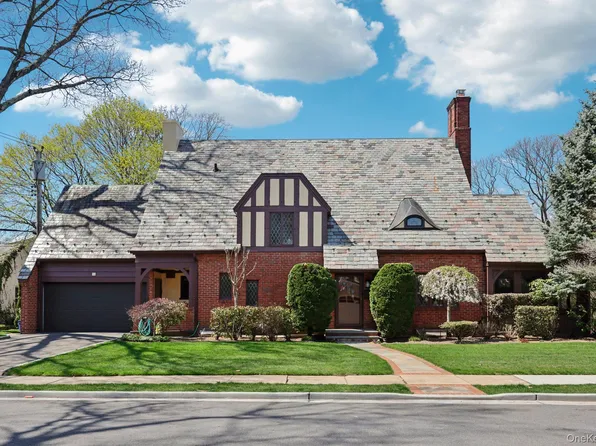 12 Sutton Place, Rockville Centre, NY 11570