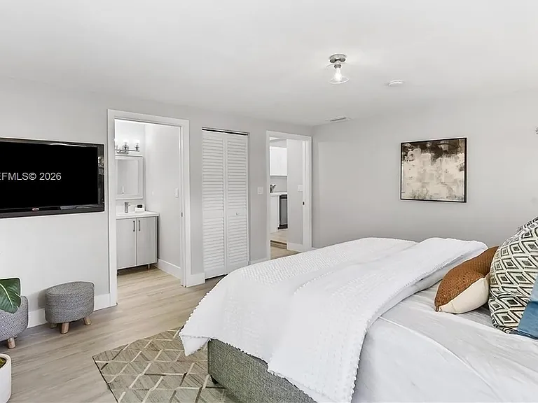 925 NW 84th St — Photo 11