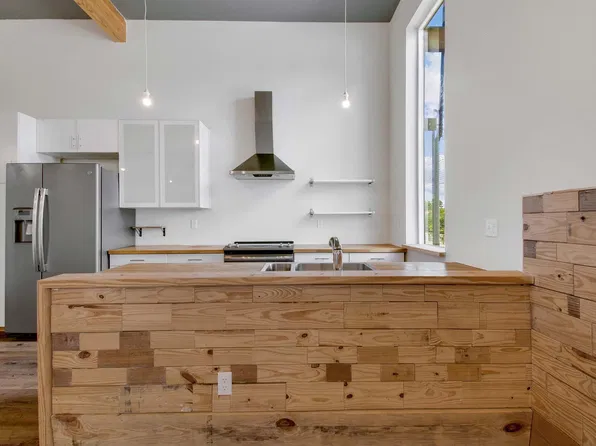 Lofts at 305, The