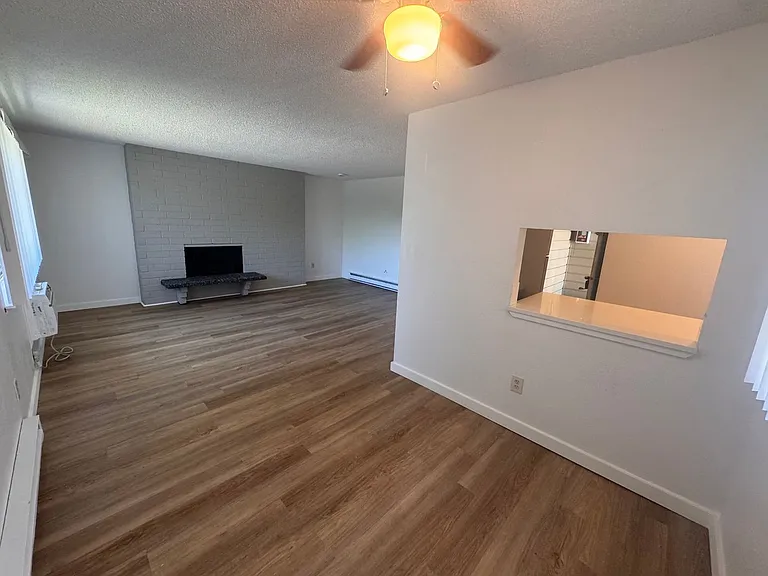 Stunning 2 Bed, 1 Bath w/ Laundry & AC in Lincoln Heights! — Photo 8