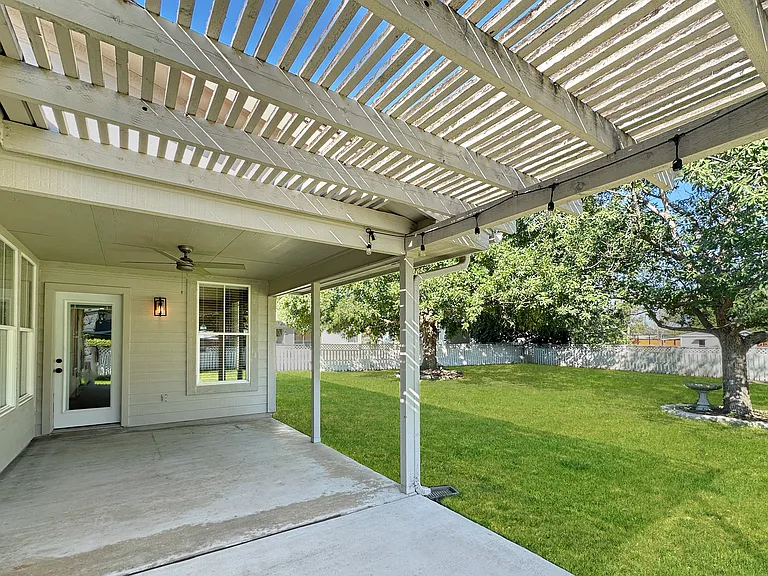 1415 Azalea Ln — Photo 7