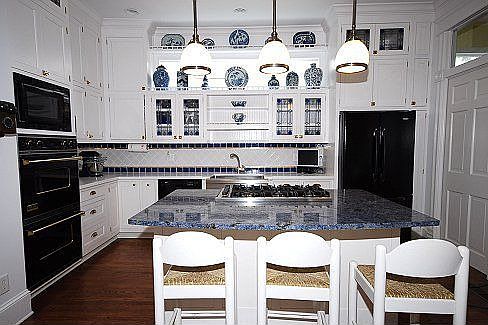 Friendly Kitchen with High End Appliances!