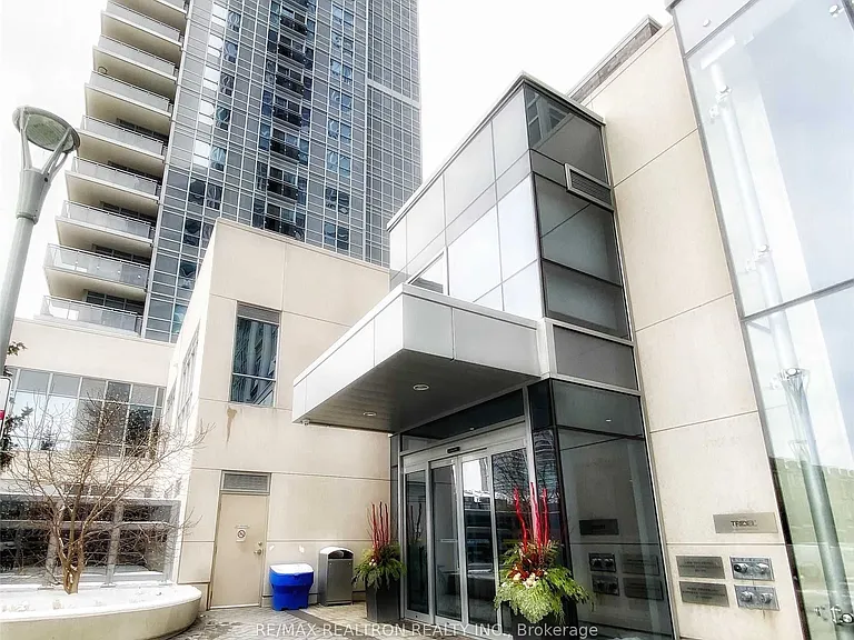 275 Village Green Sq #821 — Photo 2