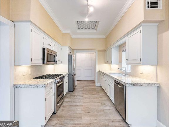 4th image of 3636 Peachtree Rd NE APT 405