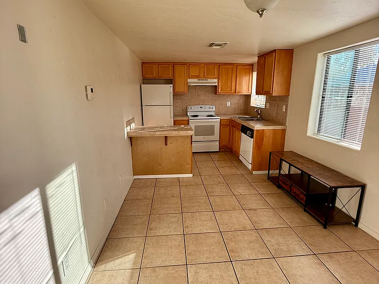 1135 E 8th St #2 — Photo 6