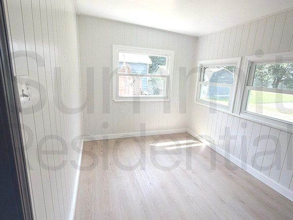 2nd image of 32 Market St