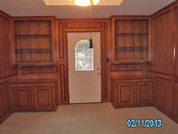 4th image of 100 Pecan Valley Dr