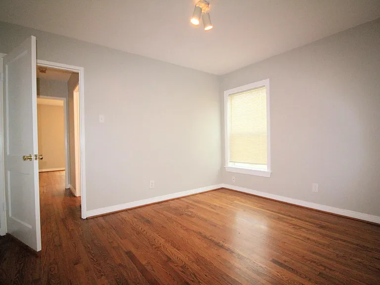 10415 Losa Dr — Photo 25