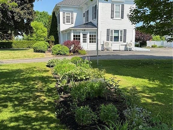 2nd image of 252 Main St