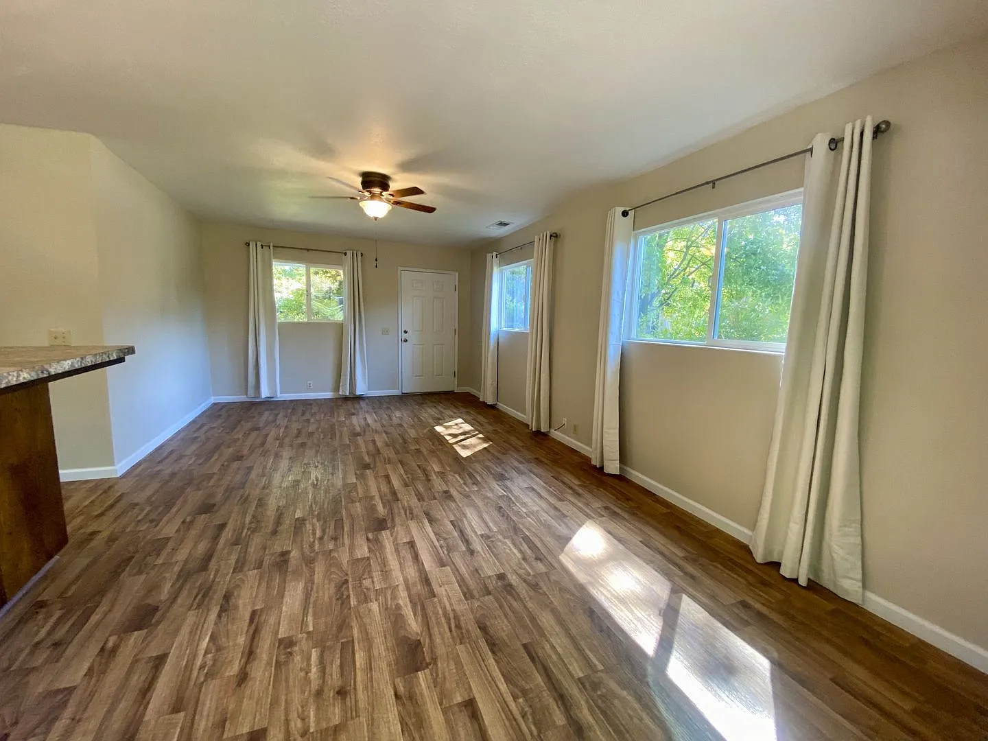 2 bedroom house with beautiful backyard! — Photo 4