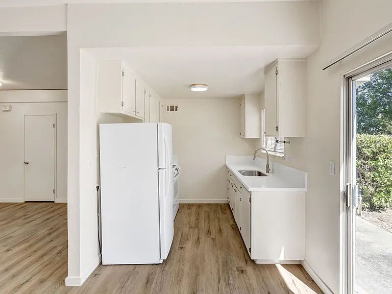 406 Scripps Dr — Photo 5