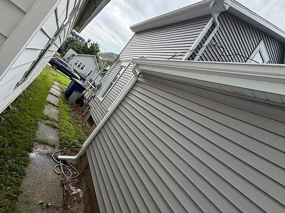 3rd image of 1050 Harding Dr