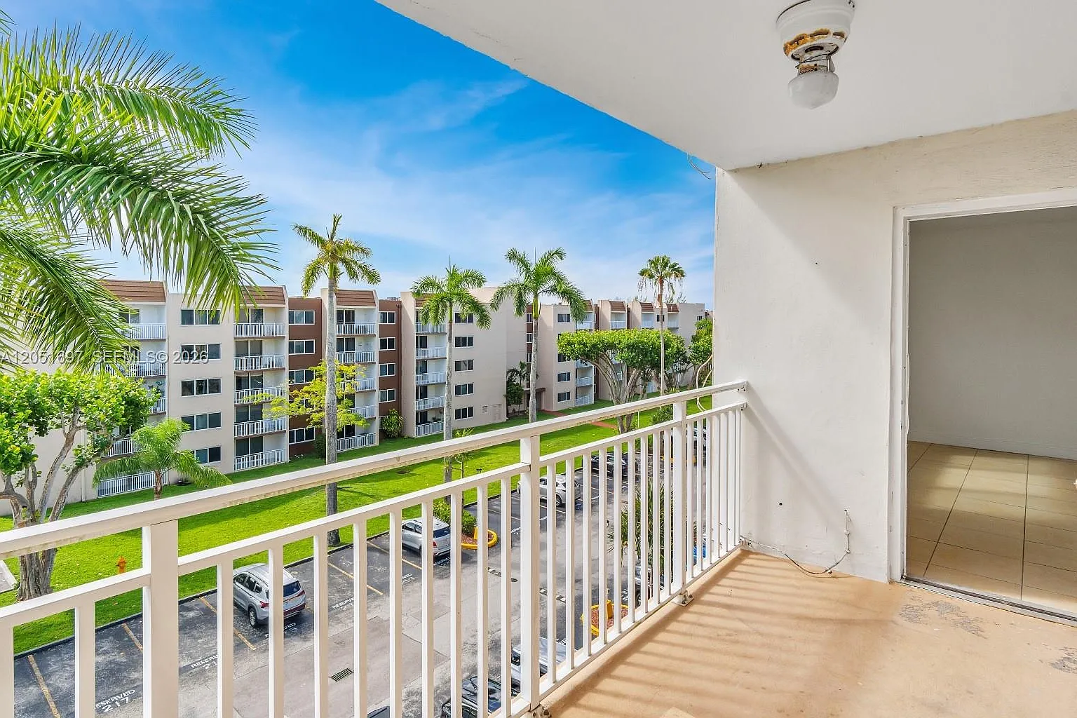 Coral Gate East Condo — Photo 2