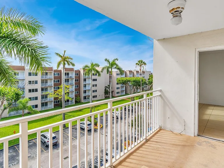 6950 Miami Gardens Dr #2-501 — Photo 2