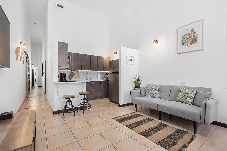 3 bed, 1.0 bath, 889 sqft, $2,800 — Photo 4