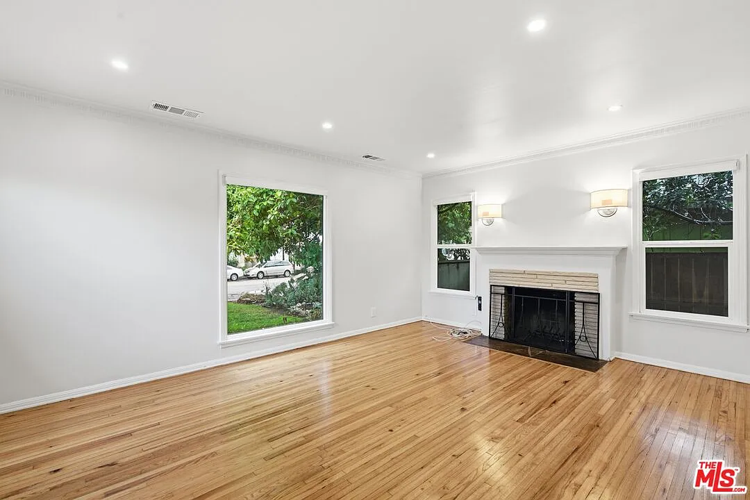 3 bed, 1.5 bath, 1213 sqft, $6,195 — Photo 2