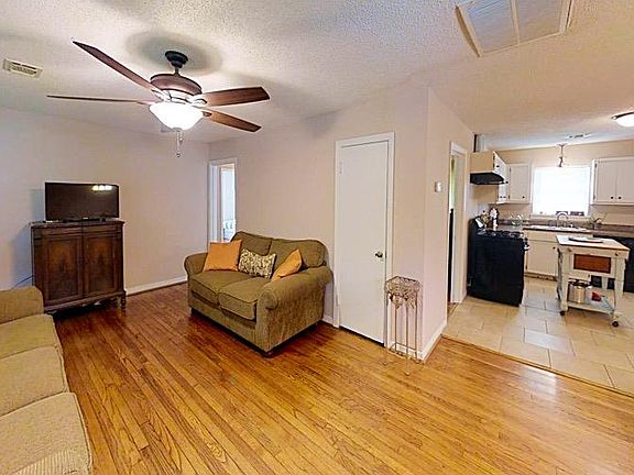 3rd image of 211 Wildwood St