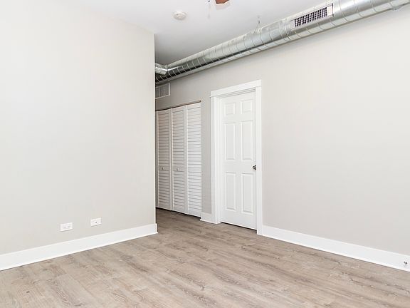 5th image of 1923 W Schiller St APT 1M