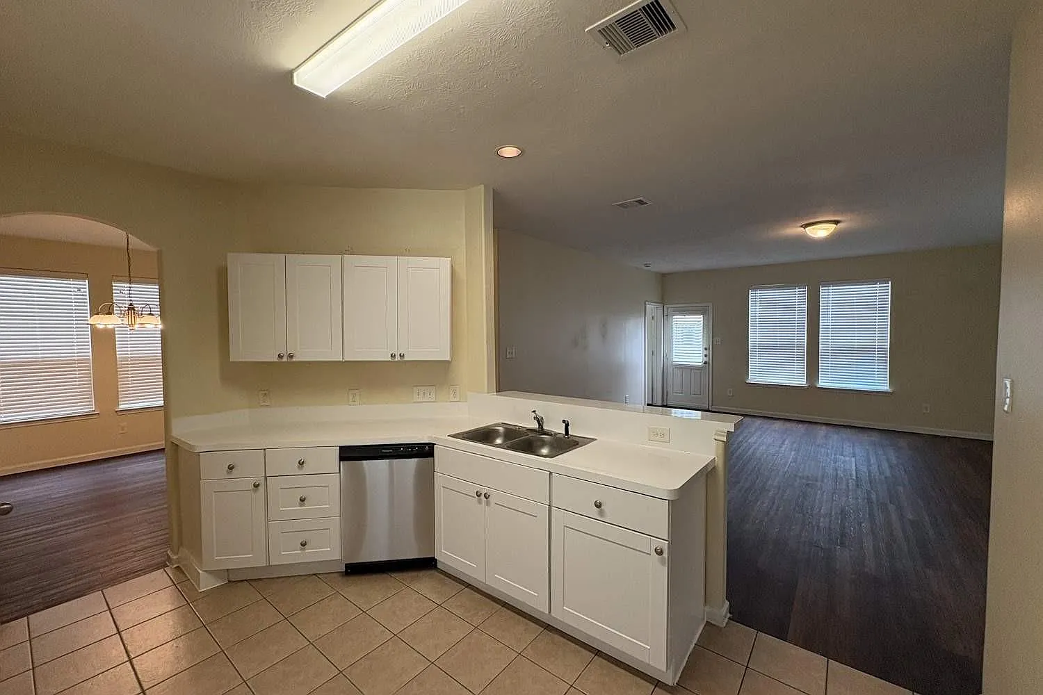 4 bed, 2.5 bath, 2545 sqft, $1,795 — Photo 4