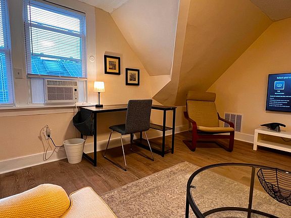3rd image of 230 Portsea St #3