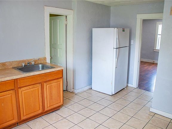 5th image of 1525A Leckie St