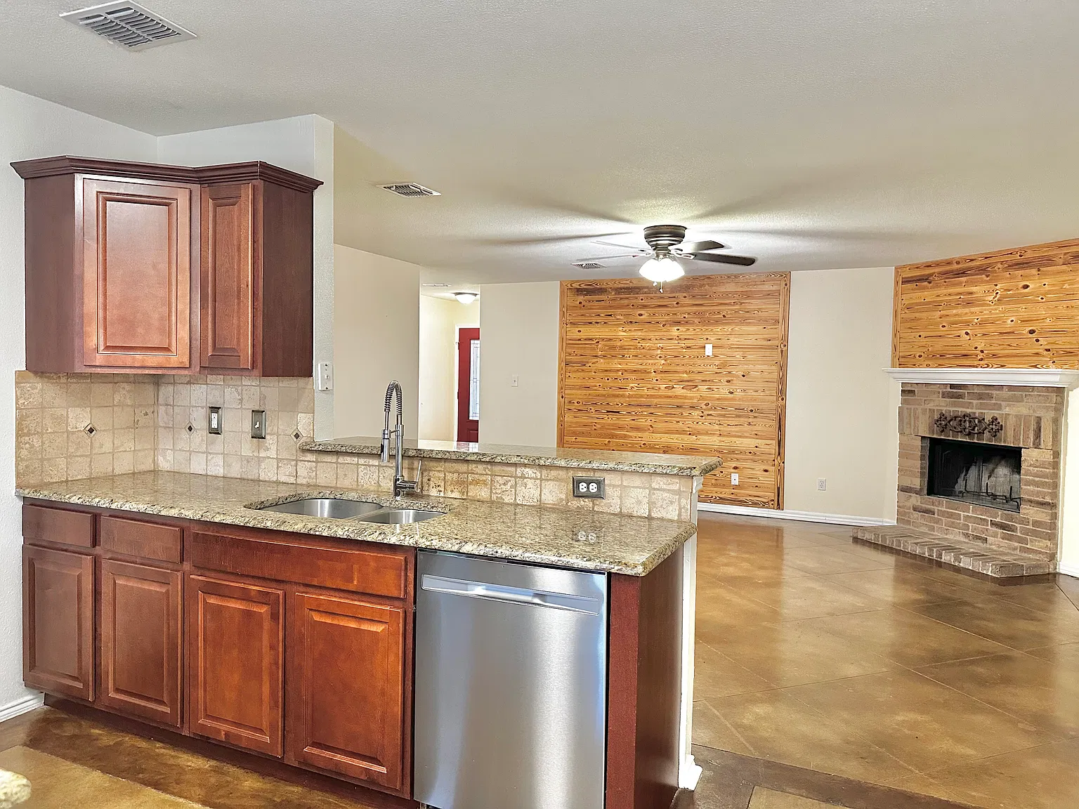 3 bed, 1582 sqft, $1,950 — Photo 4