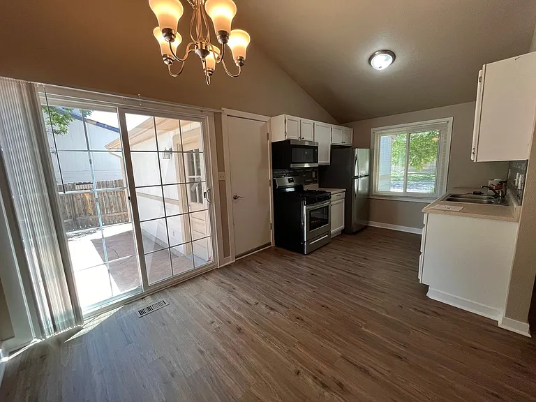 412 Albion Way — Photo 7