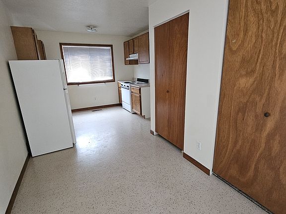 Space for casual dining, pantry and WD Hookups.