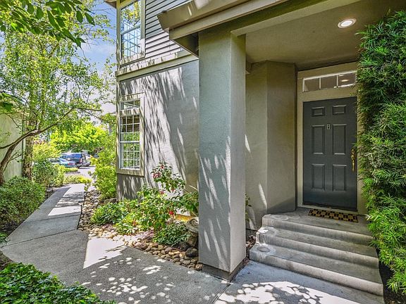 3rd image of 6 Horseshoe Bay Court