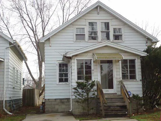 907 E 4th St photo 1