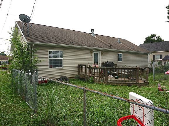 5th image of 208 E 3rd St