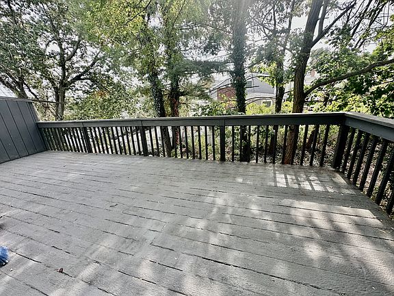 Child and Pet Friendly Deck Right off Kitchen