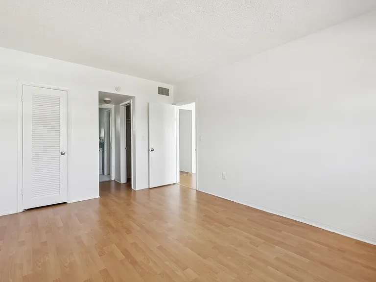 Esquire Apartments — Photo 29