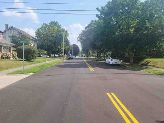 Exterior Neighborhood (street photo)