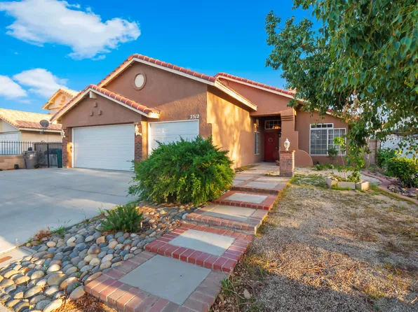 2512 E Lingard St, Lancaster, CA 93535