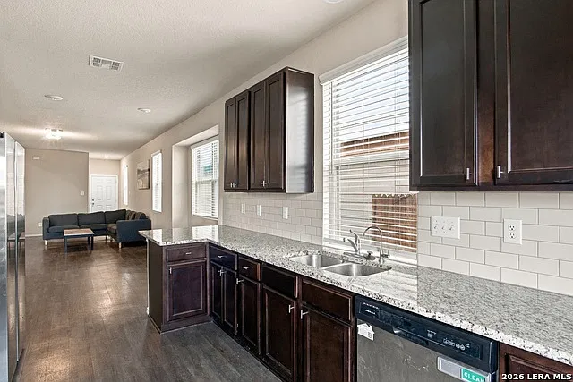 4 bed, 2.5 bath, 2093 sqft, $1,800 — Photo 2